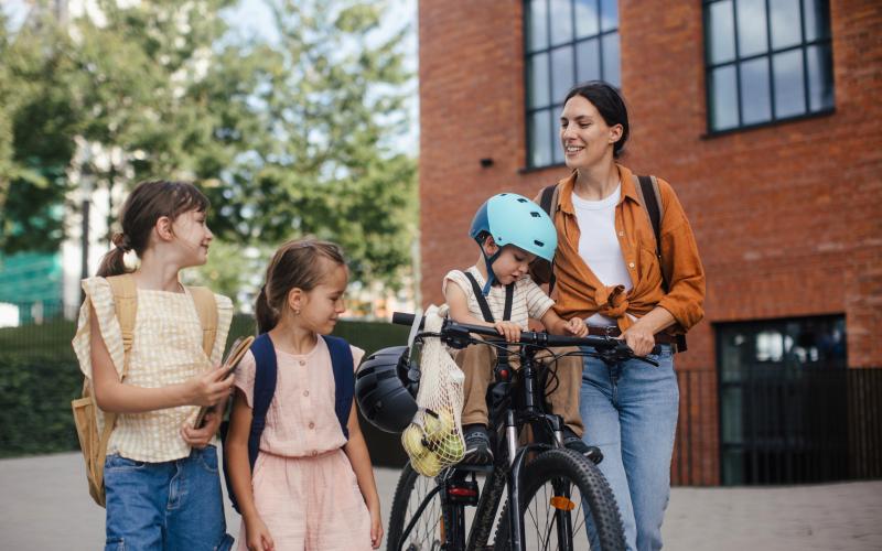 kvinde henter børn på cykel